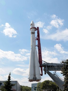 Moskova Rusya 'da bir parktaki fırlatma rampasında Vostok 1 uzay roketi.