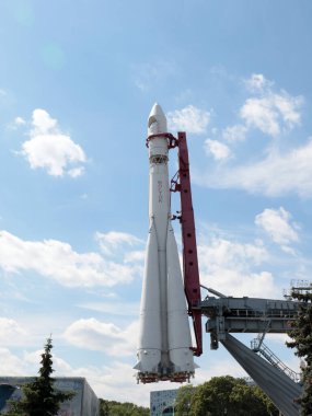 Moskova Rusya 'da bir parktaki fırlatma rampasında Vostok 1 uzay roketi.
