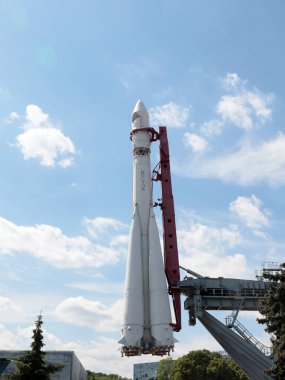 Moskova Rusya 'da bir parktaki fırlatma rampasında Vostok 1 uzay roketi.
