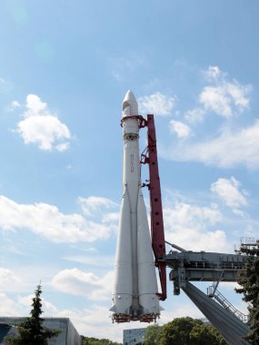 Moskova Rusya 'da bir parktaki fırlatma rampasında Vostok 1 uzay roketi.