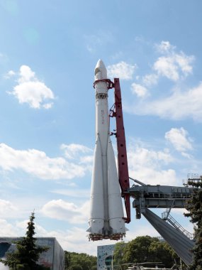 Moskova Rusya 'da bir parktaki fırlatma rampasında Vostok 1 uzay roketi.