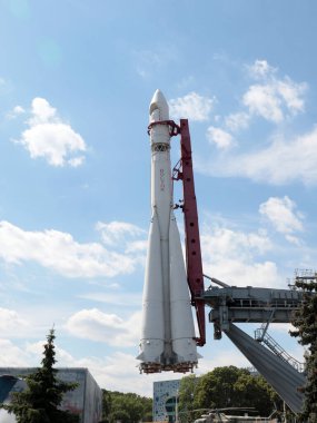 Moskova Rusya 'da bir parktaki fırlatma rampasında Vostok 1 uzay roketi.