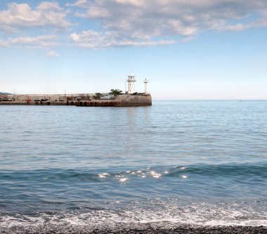 Deniz fenerinin deniz kenarındaki ticari limanın su alanındaki binası.