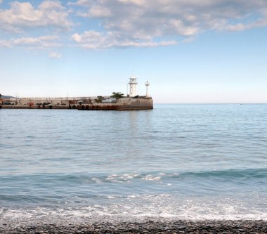 Deniz fenerinin deniz kenarındaki ticari limanın su alanındaki binası.