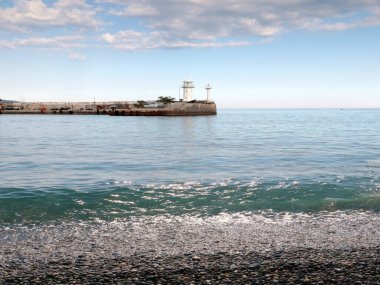 Deniz fenerinin deniz kenarındaki ticari limanın su alanındaki binası.