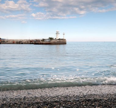 Deniz fenerinin deniz kenarındaki ticari limanın su alanındaki binası.