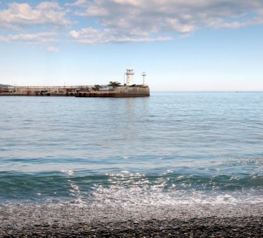 Deniz fenerinin deniz kenarındaki ticari limanın su alanındaki binası.