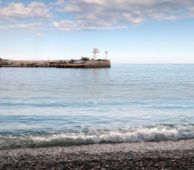 Deniz fenerinin deniz kenarındaki ticari limanın su alanındaki binası.