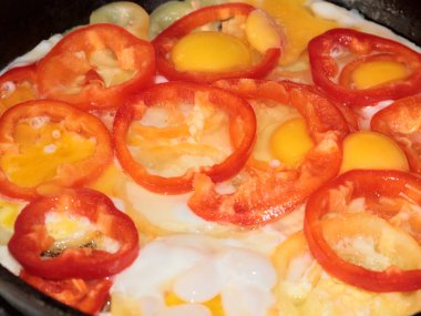 Kızarmış yumurtaları taze biberle pişirmek.