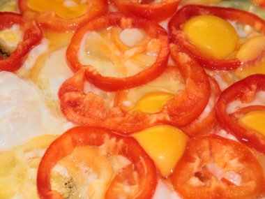 Kızarmış yumurtaları taze biberle pişirmek.