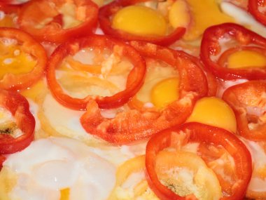 Kızarmış yumurtaları taze biberle pişirmek.