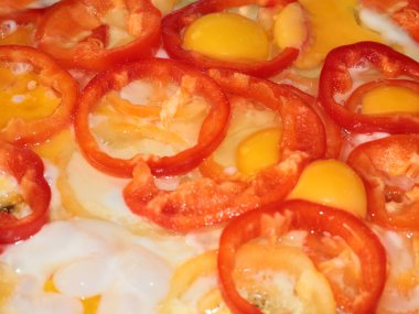 Kızarmış yumurtaları taze biberle pişirmek.