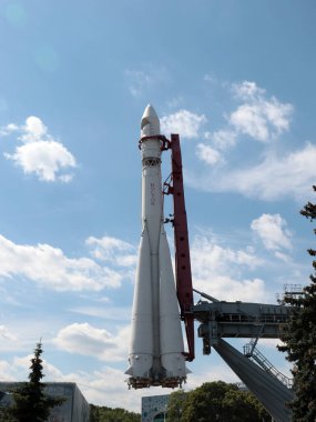 Dünyanın ilk uzay gemisi Vostok 1 roketi Moskova Rusya şehir parkının kaidesinde.