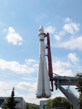 Dünyanın ilk uzay gemisi Vostok 1 roketi Moskova Rusya şehir parkının kaidesinde.