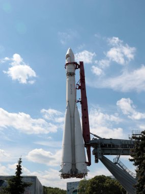 Dünyanın ilk uzay gemisi Vostok 1 roketi Moskova Rusya şehir parkının kaidesinde.