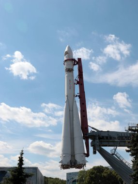 Dünyanın ilk uzay gemisi Vostok 1 roketi Moskova Rusya şehir parkının kaidesinde.