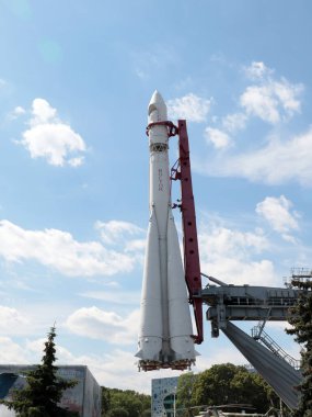 Dünyanın ilk uzay gemisi Vostok 1 roketi Moskova Rusya şehir parkının kaidesinde.