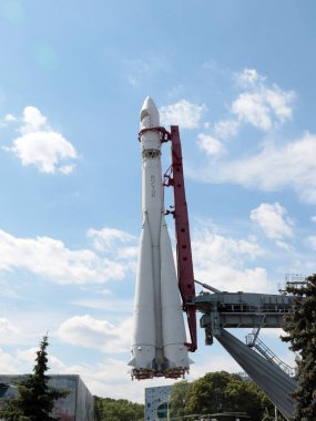 Dünyanın ilk uzay gemisi Vostok 1 roketi Moskova Rusya şehir parkının kaidesinde.