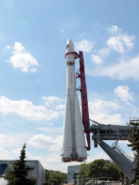 Dünyanın ilk uzay gemisi Vostok 1 roketi Moskova Rusya şehir parkının kaidesinde.