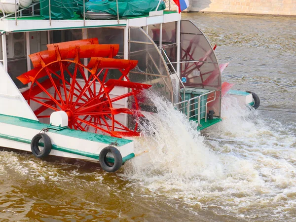 Water Stroomt Delen Van Het Peddelwiel Van Een Rivierstoomboot — Stockfoto