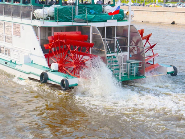 水在江船的桨轮上流动 — 图库照片