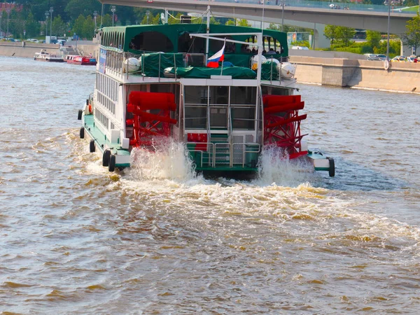 川の蒸気船のパドルホイールの一部に水が流れ — ストック写真
