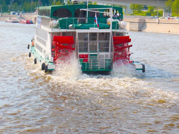 Вода Течет Частям Колеса Речного Парохода — стоковое фото