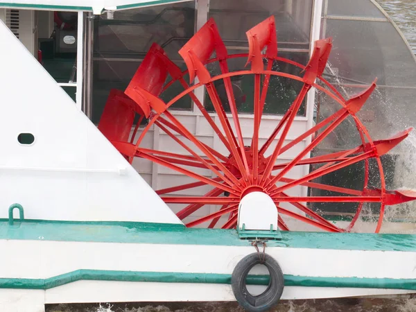 Water Stroomt Delen Van Het Peddelwiel Van Een Rivierstoomboot — Stockfoto