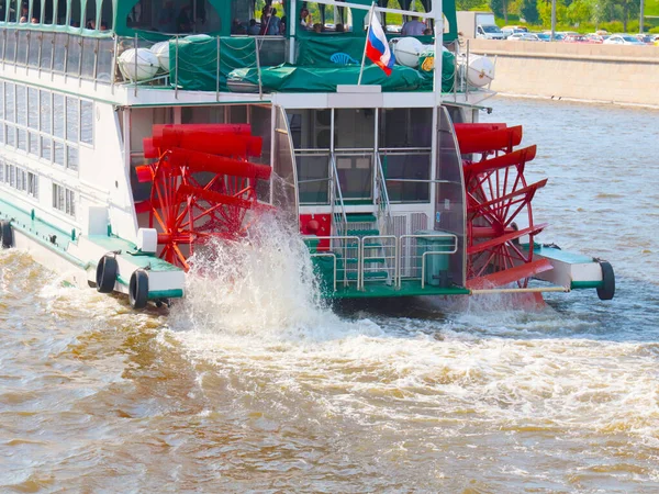 Water Stroomt Delen Van Het Peddelwiel Van Een Rivierstoomboot — Stockfoto
