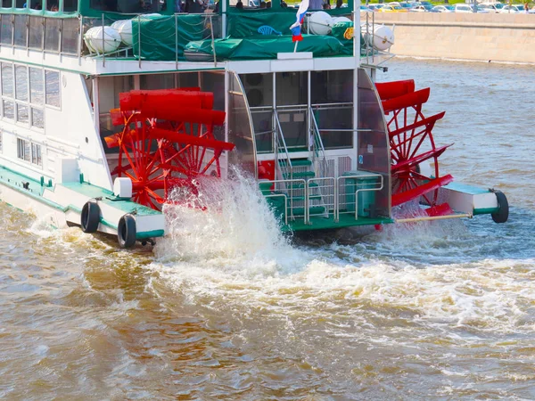 川の蒸気船のパドルホイールの一部に水が流れ — ストック写真