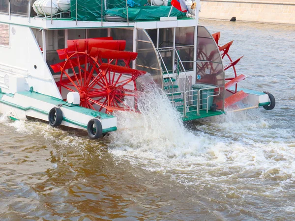 Wasser Fließt Auf Teilen Des Schaufelrades Eines Flussdampfers — Stockfoto