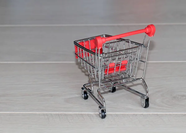 貿易及び物流の技術を応用するためのおもちゃのショッピングカート — ストック写真