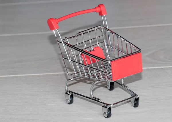 貿易及び物流の技術を応用するためのおもちゃのショッピングカート — ストック写真