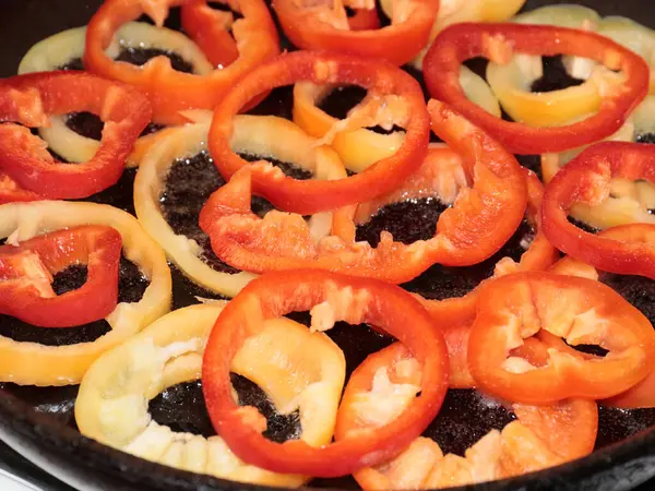 Het Koken Van Geroosterde Paprika Voor Het Ontbijt — Stockfoto