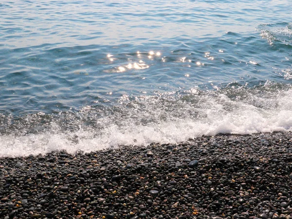 Güzel deniz dalgaları ve çakıl taşlı sahil beldeleri