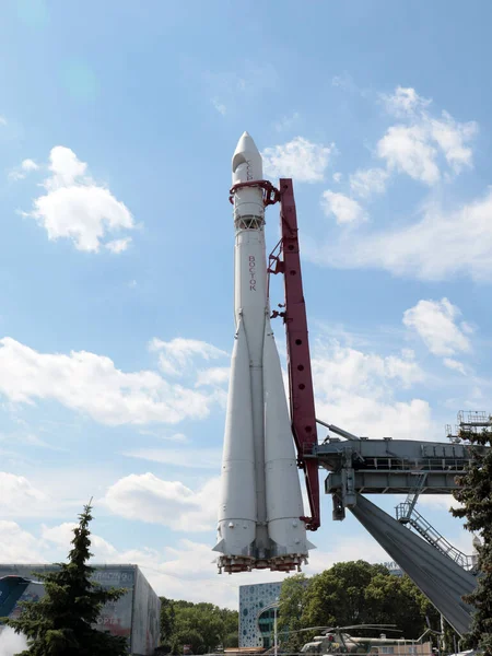 Moskova Rusya 'da bir parktaki fırlatma rampasında Vostok 1 uzay roketi.