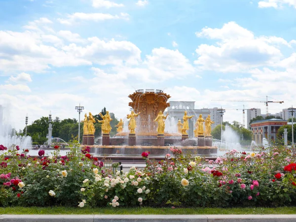 噴水の澄んだ水のジェット Druzba Narodovはモスクワの公園に設置されています — ストック写真