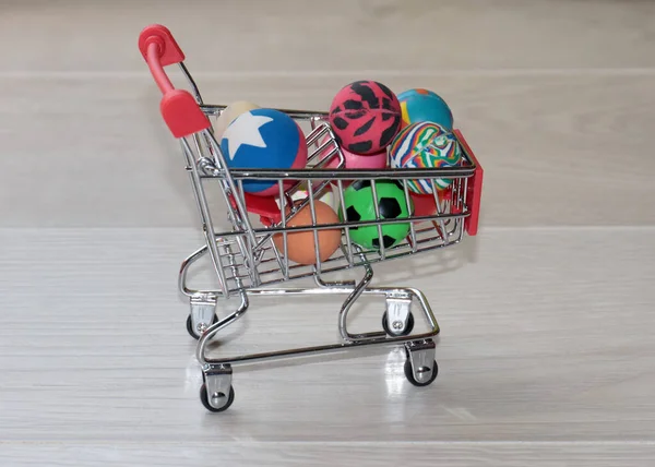 お客さんのためのショッピングカートにカラフルな子供用ボール — ストック写真