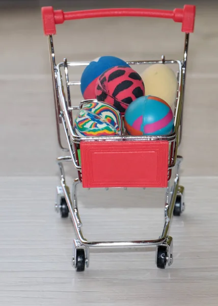 お客さんのためのショッピングカートにカラフルな子供用ボール — ストック写真