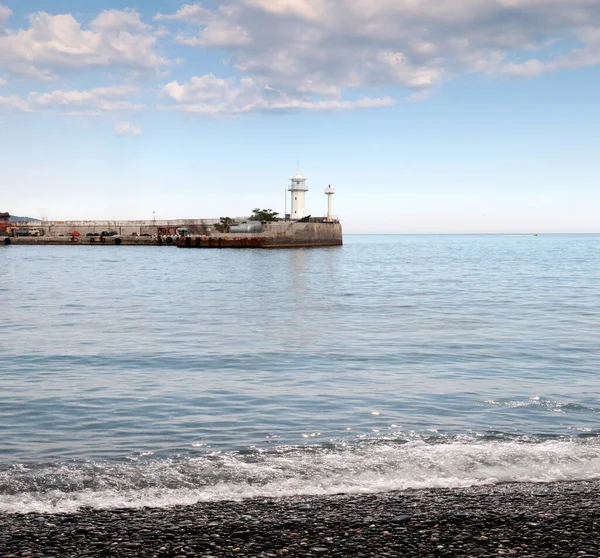 海の商業港の水域にある沿岸灯台の建物は — ストック写真