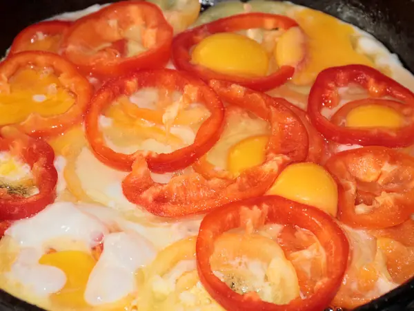 Cocinar Huevos Fritos Con Trozos Pimienta Fresca — Foto de Stock