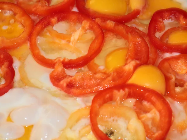 Cozinhar Ovos Fritos Com Pedaços Pimenta Fresca — Fotografia de Stock