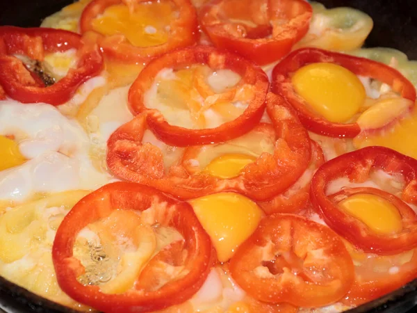 Cocinar Huevos Fritos Con Trozos Pimienta Fresca — Foto de Stock