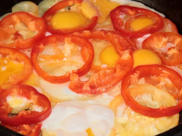 Cooking Fried Eggs Pieces Fresh Pepper — Stock Photo, Image