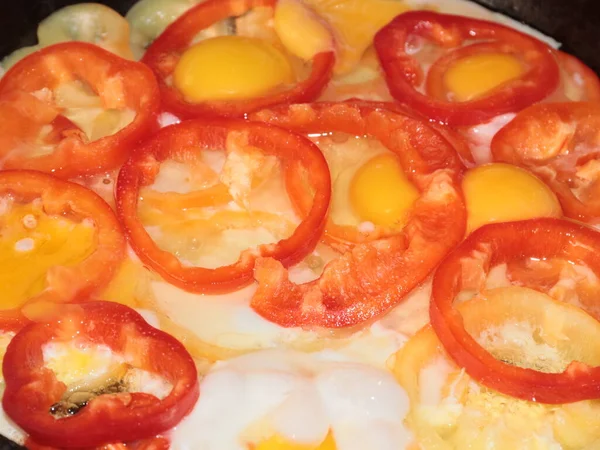 Cooking Fried Eggs Pieces Fresh Pepper — Stock Photo, Image