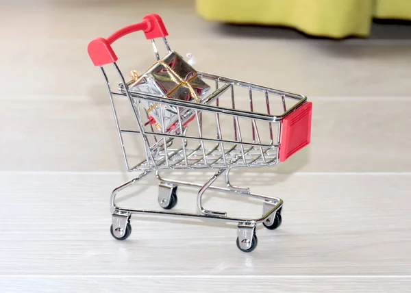 Packaging Gift Box Metal Shopping Cart Customers — Stock Photo, Image