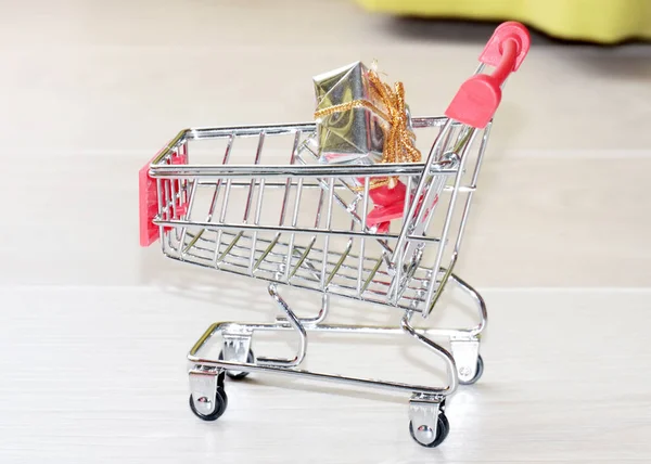 お客様のための金属ショッピングカートの包装ギフトボックス — ストック写真