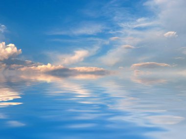 Sakin bir denizin yüzeyinde güneşli bulutlu bir gökyüzünün yansıması.