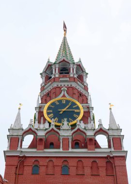 Moskova Kremlin Rusya 'sının Spasskaya kulesinde muhteşem bir saat.