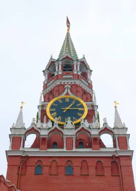 Moskova Kremlin Rusya 'sının Spasskaya kulesinde muhteşem bir saat.